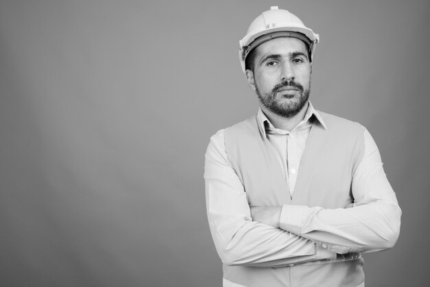 Retrato de homem persa barbudo bonito trabalhador da construção civil cinza em preto e branco