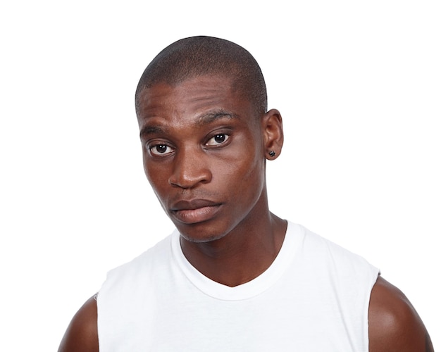 Retrato de homem preto e atleta em estúdio para fitness, bem-estar e saúde Esportes de exercício e rosto de jogador masculino por fundo branco com roupas esportivas para desempenho sério e competição