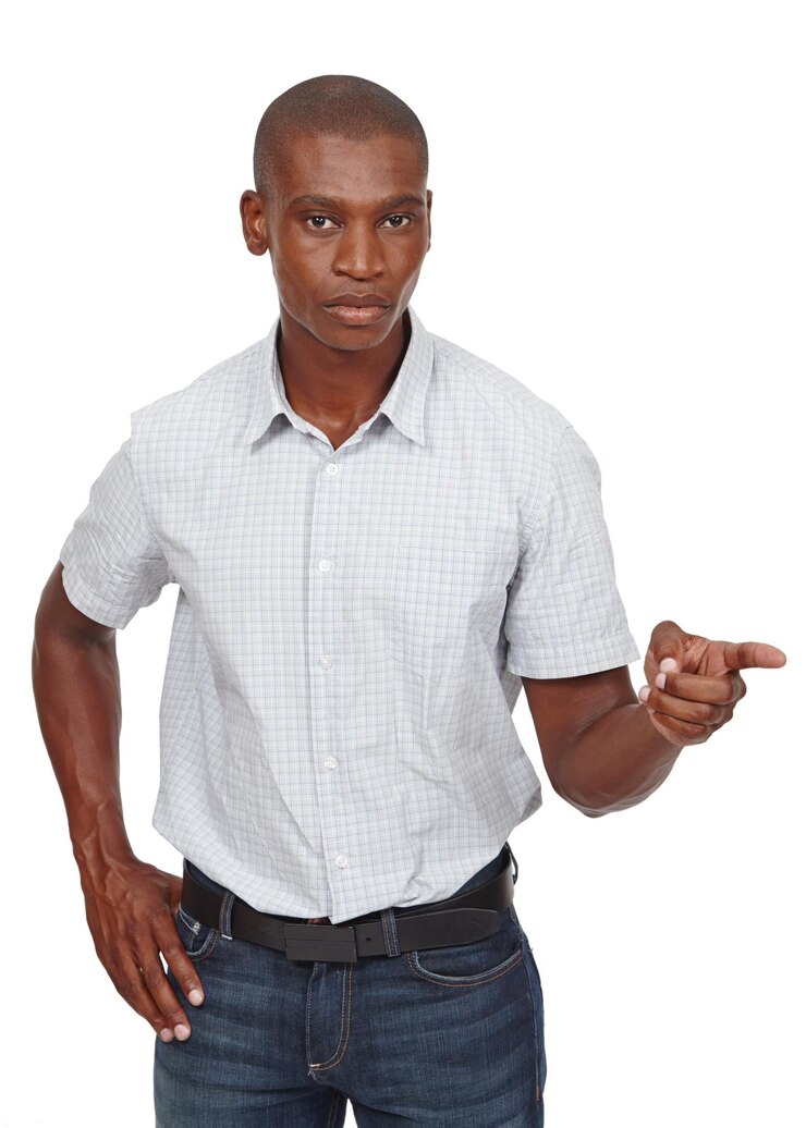 Foto retrato de homem preto e escolha por fundo branco para decisão com anúncio e dedo informação sozinha e rosto de pessoa masculina isolada apontando em estúdio para show comercial e sinal