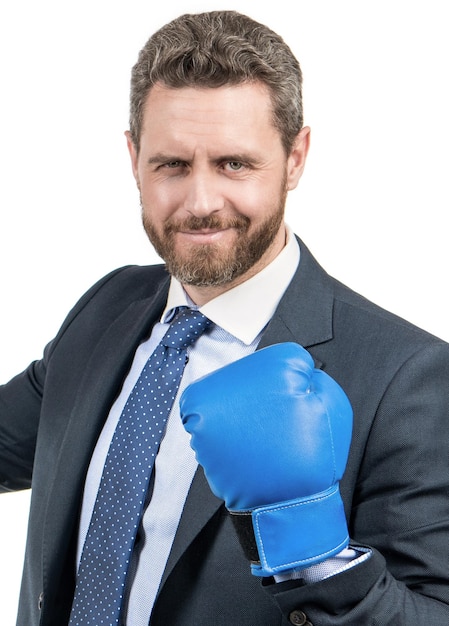 Foto retrato de homem profissional com cara feliz faz sim gesto no sucesso da luva de boxe