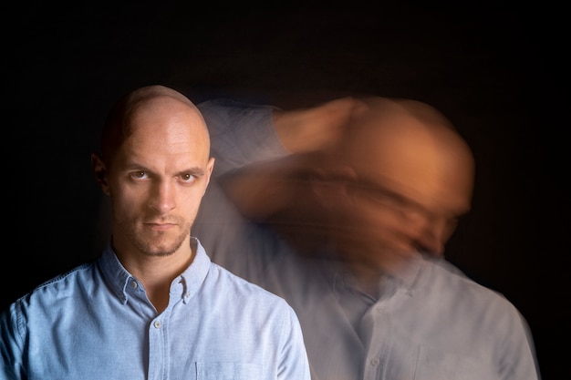 Retrato de homem que sofre de esquizofrenia