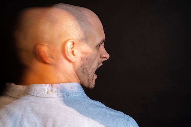 Retrato de homem que sofre de esquizofrenia