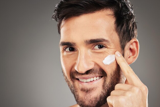 Foto retrato de homem rosto skincare e creme produto de pele saudável proteção contra rugas nos olhos e loção cosmética orgânica anti-envelhecimento tratamento de beleza feliz bem-estar facial e creme hidratante natural