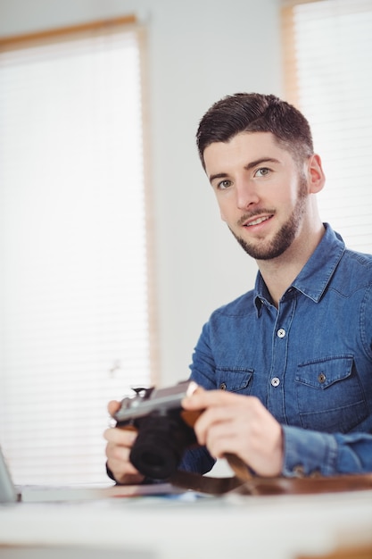 Retrato, de, homem segura câmera