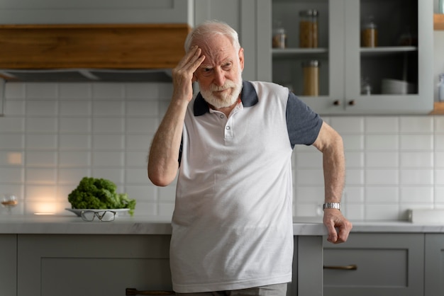 Foto retrato de homem sênior com alzeihmer