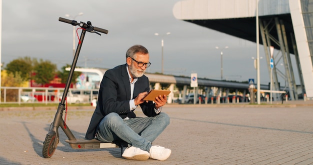 Retrato de homem sênior com scooter elétrico