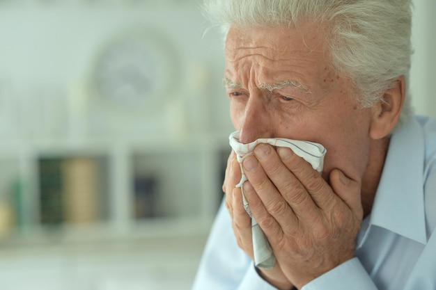 Foto retrato de homem sênior doente triste com dor de cabeça