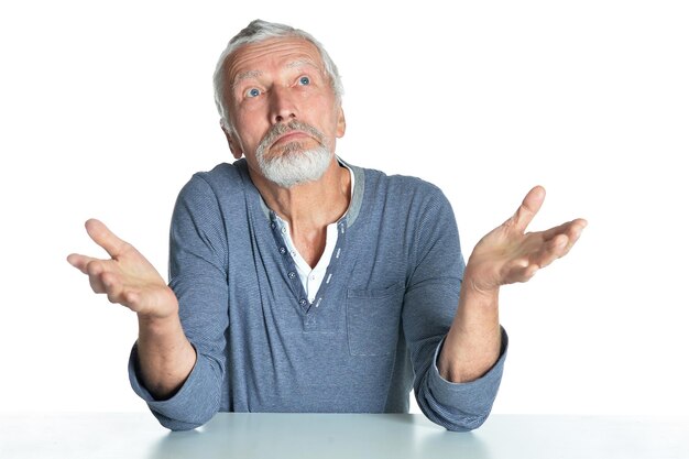 Foto retrato de homem sênior emocional isolado no fundo branco