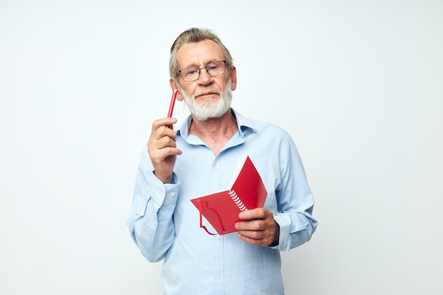 Retrato de homem sênior feliz anota emoções em um caderno inalterado