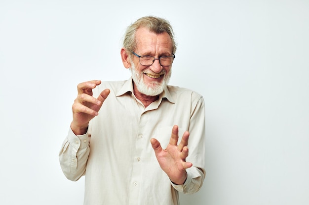 Retrato de homem sênior feliz com uma barba grisalha em uma camisa e óculos isolados de fundo