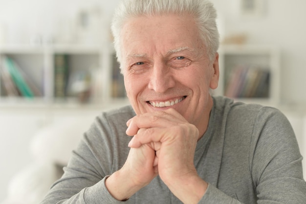 Retrato de homem sênior feliz em casa