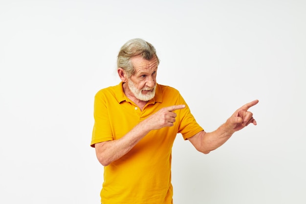 Retrato de homem sênior feliz gesto de mão barba cinzenta divertido fundo isolado