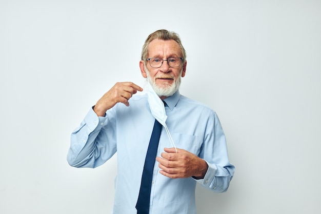 Foto retrato de homem sênior feliz máscara de segurança médica fundo de luz de saúde