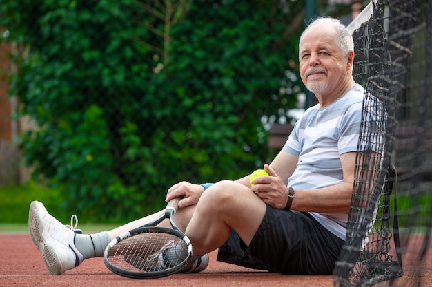 Retrato de homem sênior jogando tênis em um esporte aposentado, conceito de esporte