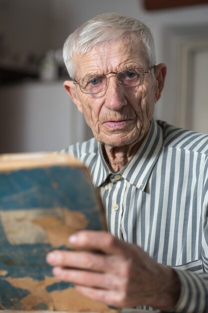 Retrato de homem sênior lendo um livro