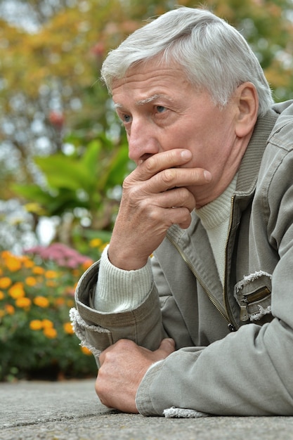 Retrato de homem sênior pensando em algo ao ar livre