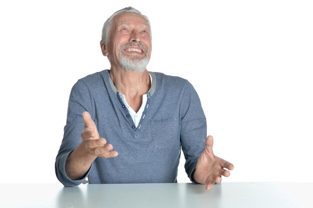 Retrato de homem sênior sentado à mesa