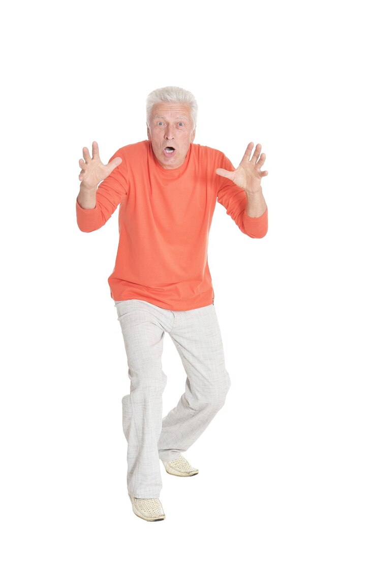 Foto retrato de homem sênior surpreso no fundo branco