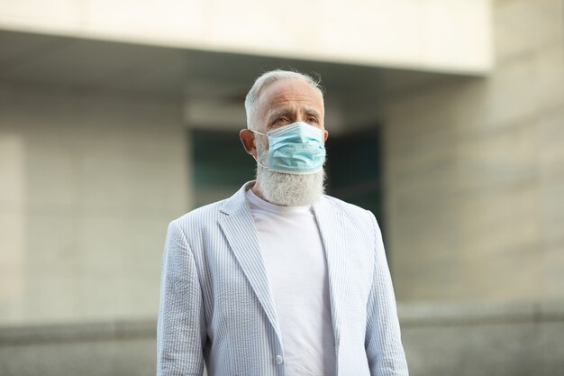 Retrato de homem sênior usando máscara médica