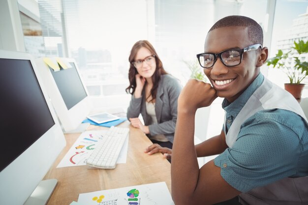 Retrato de homem sorridente com mão no queixo