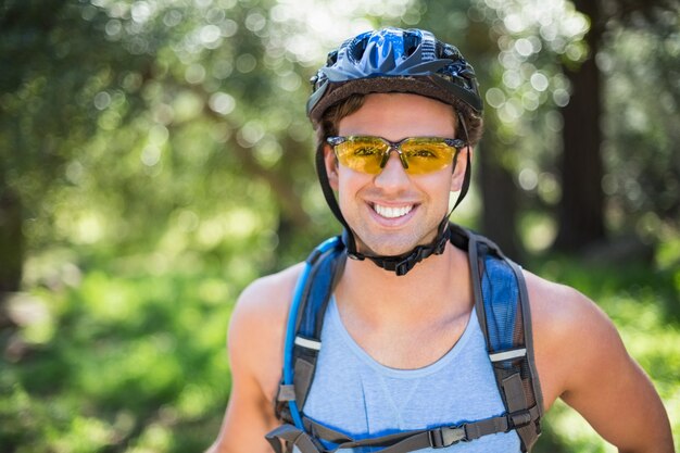 Retrato, de, homem sorridente, desgastar capacete