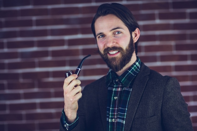 Retrato de homem sorridente, fumando tubo