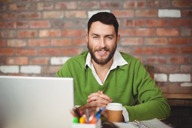 Foto retrato de homem sorridente no escritório