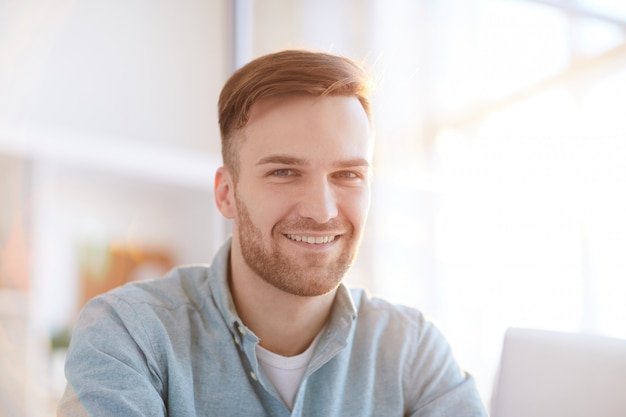 Retrato de homem sorridente no escritório