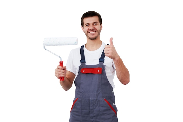 Retrato de homem trabalhador com rolo de pintura em fundo branco