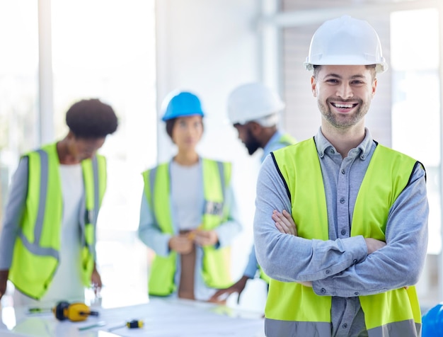 Retrato de homem trabalhador da construção civil e braços cruzados de engenheiro construtor ou empreiteiro Engrenagem de trabalhador manual industrial e pessoa do sexo masculino com confiança e orgulho do projeto de engenharia e arquitetura