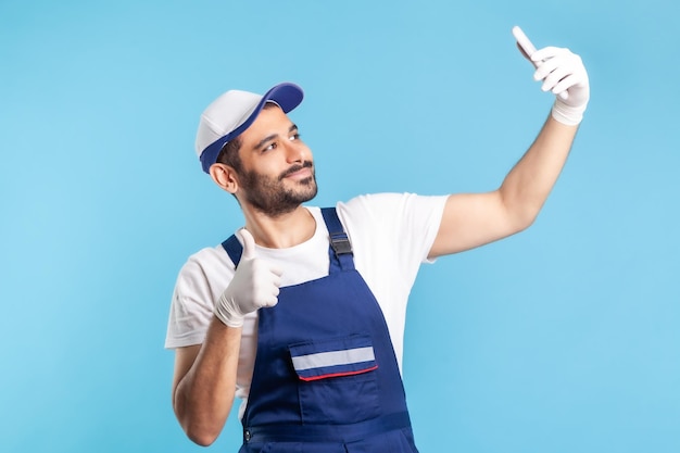 Retrato de homem trabalhador de uniforme em fundo azul