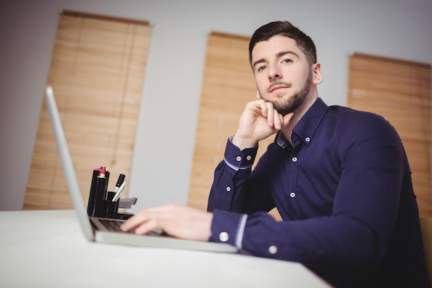 Retrato de homem trabalhando no escritório