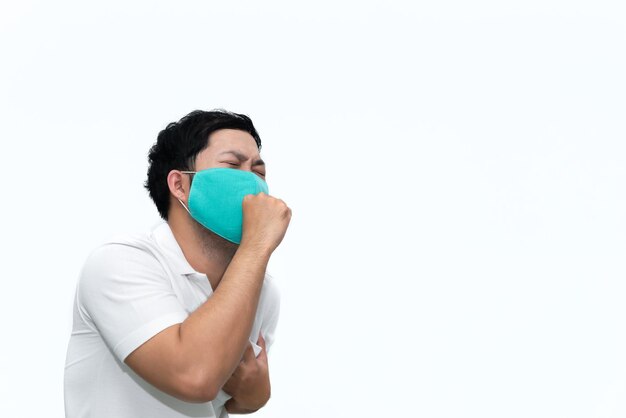 Retrato de homem usa máscara de proteção em fundo brancoUsando máscara facial para prevenir COVID19 Pandemic Coronavirusworker com máscara médica contra e parar o coronavírus