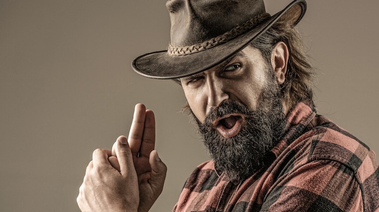 Foto retrato de homem usando arma de chapéu de cowboy retrato de armas ocidentais de cowboy retrato de um bandido americano de cowboy em máscara