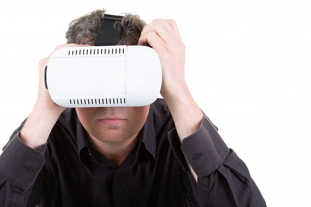 Retrato de homem usando um fone de ouvido da realidade virtual isolado no conceito branco VR