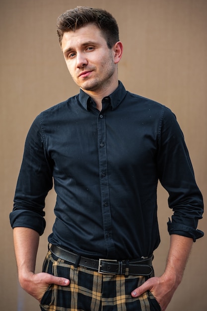 Retrato de homem vestindo camisa preta
