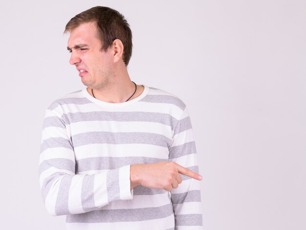 retrato de homem vestindo roupas casuais em branco