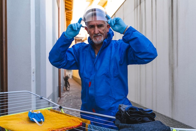 Foto retrato de homem vestindo roupas de trabalho de proteção de pé ao ar livre