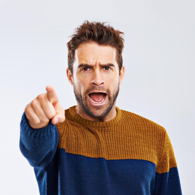 Foto retrato de homem zangado e apontando para você com grito para escolha escolha ou frustração em um fundo de estúdio branco pessoa masculina frustrada ou modelo gritando ou gritando com humor ou atitude em maquete
