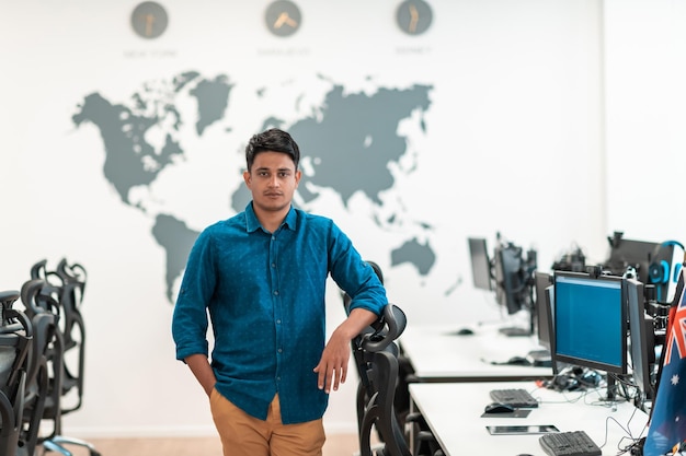 Retrato de homens de negócios casuais confiança permanente no espaço de co-trabalho. Conceito de inicialização de pequenas empresas. Foco seletivo. Foto de alta qualidade