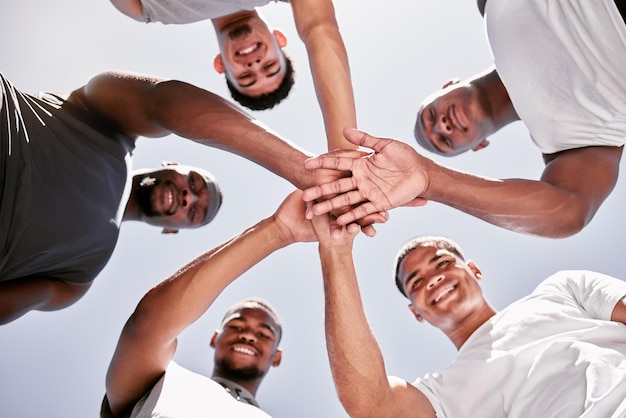 Retrato de homens esportivos empilhando as mãos em um amontoado para colaboração e unidade de suporte de equipe por baixo grupo de atletas alegres e motivados se juntando em um círculo para incentivar a conversa estimulante