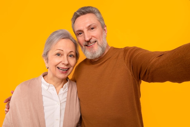 Retrato de idosos europeus amorosos homem e mulher fazendo selfie