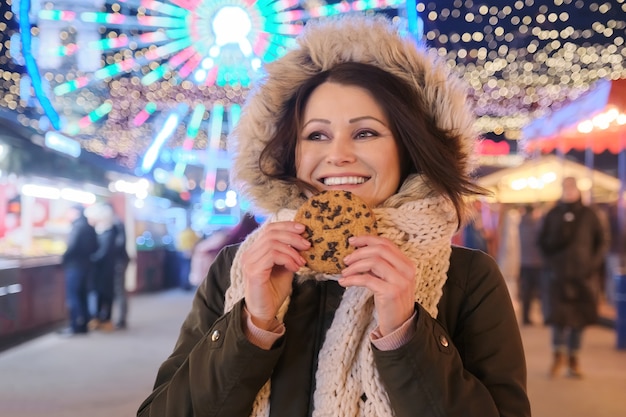 Retrato de inverno ao ar livre de uma linda mulher madura feliz, feminina no mercado da cidade