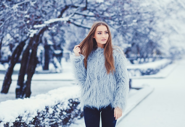 Retrato de Inverno da jovem morena linda