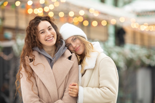 Retrato de inverno da moda sorrindo amigas. Mulher feliz se divertindo ao ar livre.