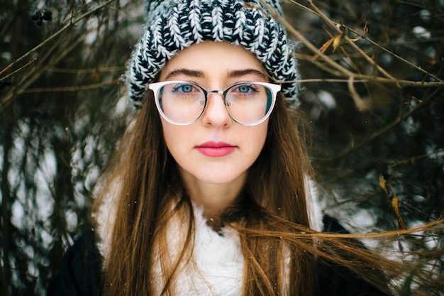 retrato de inverno da mulher jovem bonita e positiva em copos