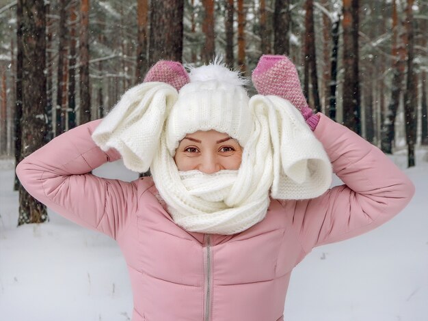 Foto retrato de inverno de jovem em bosque nevado