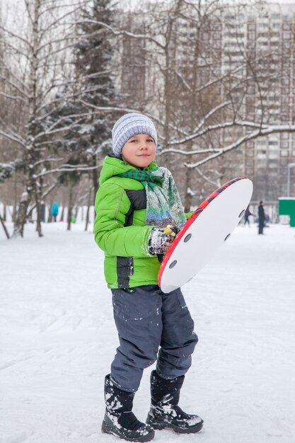 Retrato de inverno de menino em roupas quentes