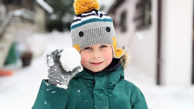 Foto retrato de inverno de um menino bonito