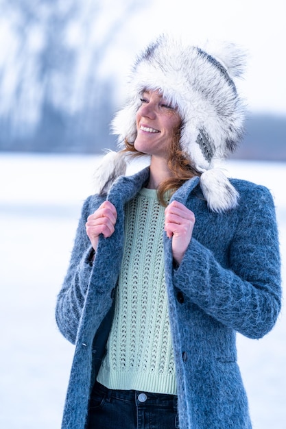 Retrato de inverno de uma bela jovem na natureza